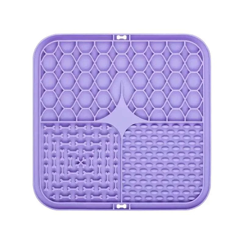 Tapis de léchage silicone pour chien avec ventouse, favorisant alimentation lente et bain apaisant.
